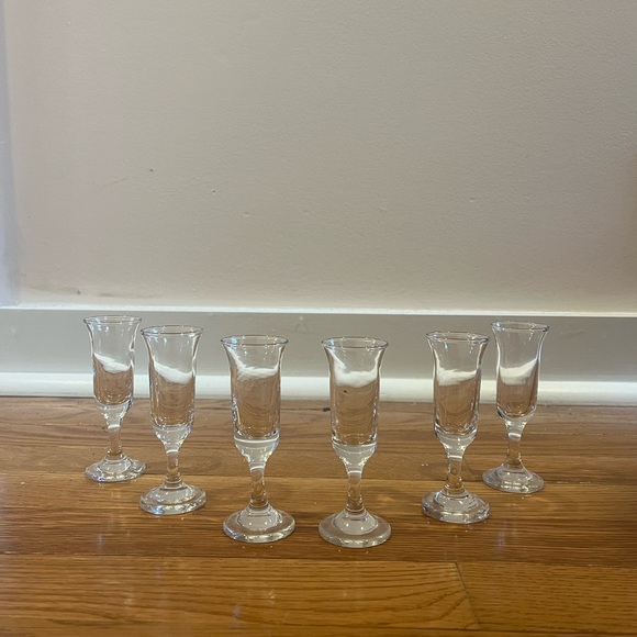 Elegant Glass Decanter with Six Shot Glasses - Picture 3 of 7
